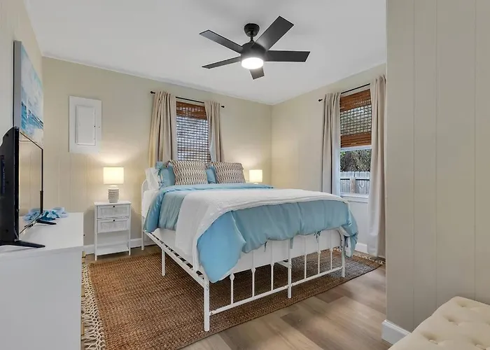 Coastal 3Bd Bungalow One Block From Scenic Walkway