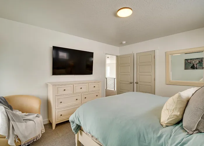 Modern Heber City Getaway: Mountain View, Hot Tub!