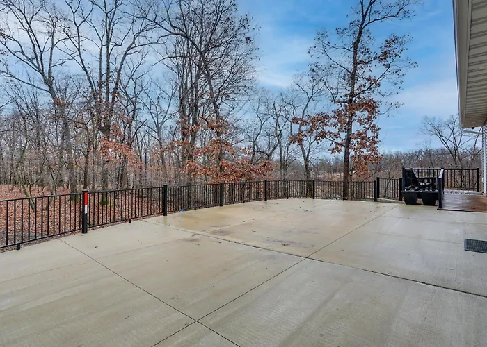 Lake Ozark Apartment W/ Balcony < 1 Mi To Water!