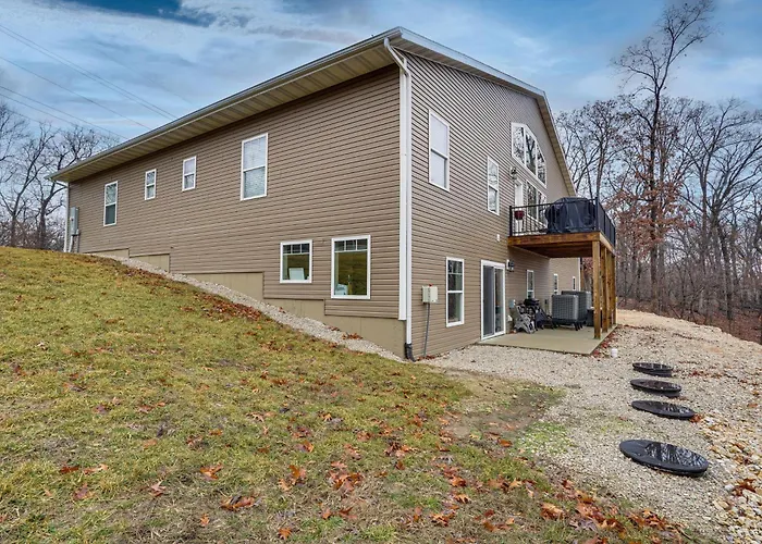 Lake Ozark Apartment W/ Balcony < 1 Mi To Water!