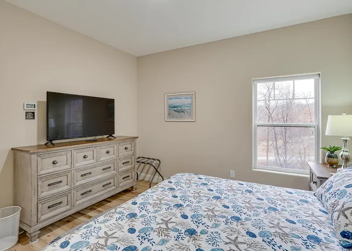 Lake Ozark Apartment W/ Balcony < 1 Mi To Water!
