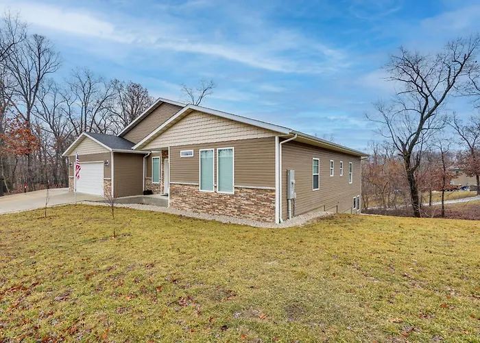 Lake Ozark Apartment W/ Balcony < 1 Mi To Water!