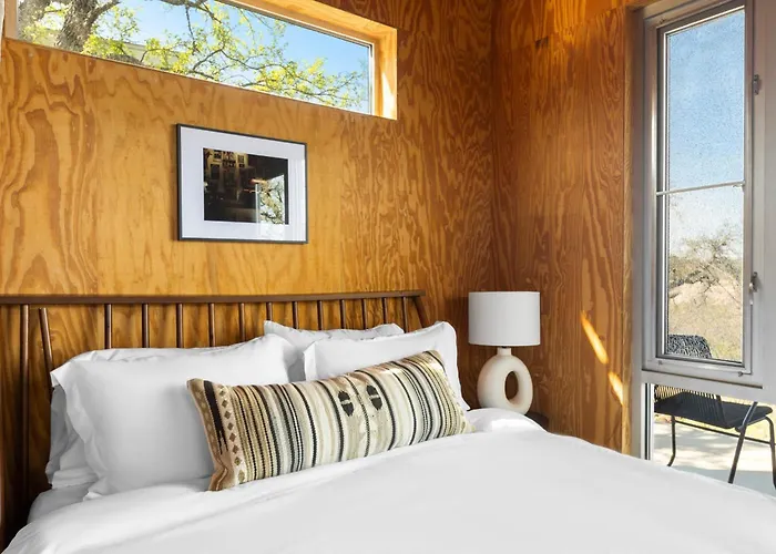 Luxury Riverfront Retreat - 6 Cabins - Private Pool