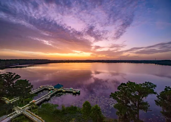 Balcony Lake Views - Pool, Gym, Wifi & Parking