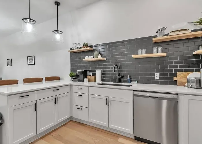 Carriage House Loft - King Bed And Garage Parking