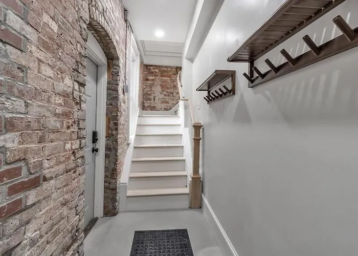 Carriage House Loft - King Bed And Garage Parking