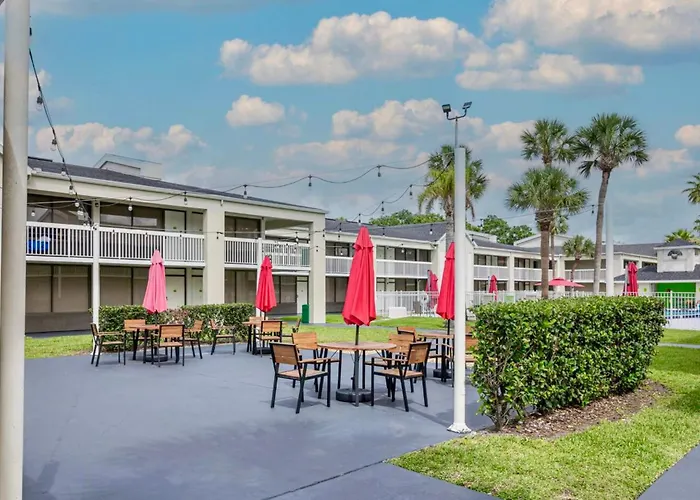 2 Beds With Pool, Parking, Wi-Fi & Smart Tv