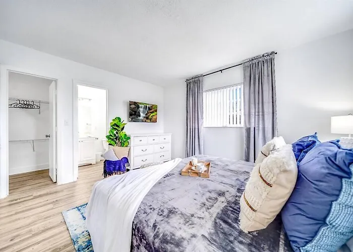 Chic And Central Condo - Palm Wave Says