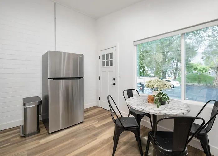 Renovated Flat Steps From Historic 25Th Street