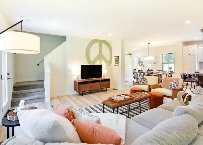 The Linden, Large & Luxurious Galena Escape!