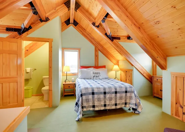 'Off The Beaten Path' Cabin W/ Mtn Views & Hot Tub