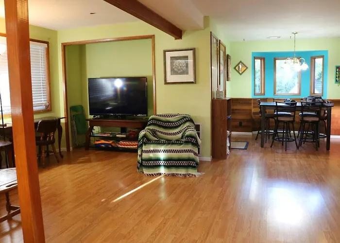 Whitaker 5 Bdrm Daily-Weekly-Monthly