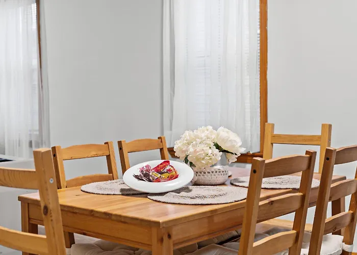 Sleeps 5 Near Ferry, Train To Boston And Downtown -2Br Apartment