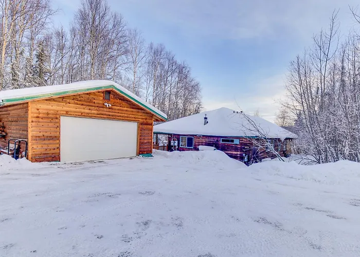 Wasilla 'Spruce Moose' Cabin: Lakefront + Hot Tub!