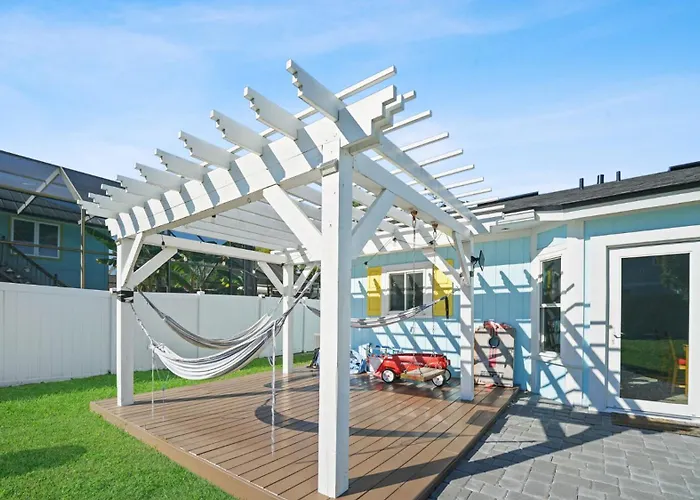 Jacksonville Beach Home - Walk To Beach, Bars & Restaurants - Pet Friendly