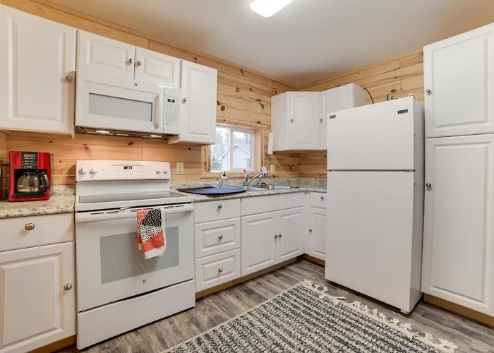Scenic 'Evan'S Hideaway' Steps To Lake Huron!