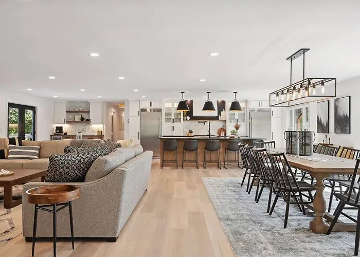 Luxury Cowdry Cottage Lake Home