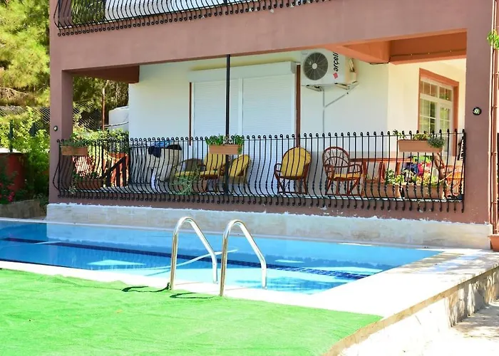 Ormanin Icinde Genis Havuzlu Triplex Villa