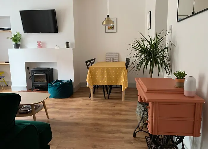 The Nook - A Stylish Apartment With Garden, Near The Beach