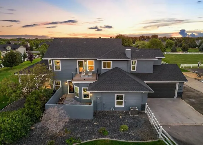 Private Oasis On 2 Acres With Indoor Pool And Theater