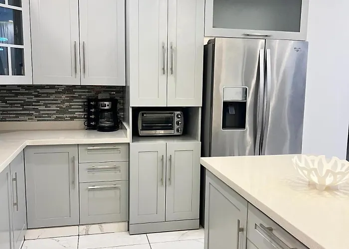 5 Star Villa Minutes From Airport And Beaches