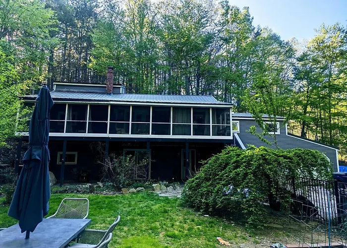Spacious Pawtuckaway Getaway