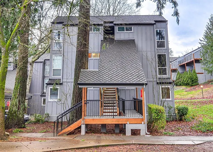 Lake Oswego Condo W/ Balcony, 3 Mi To The Water!