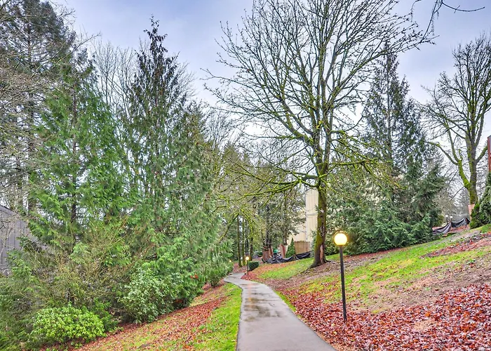 Lake Oswego Condo W/ Balcony, 3 Mi To The Water!