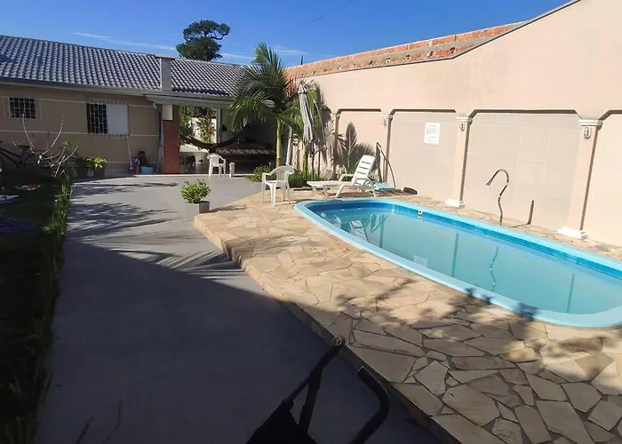 Casa com Piscina a 500m da Praia Ideal para Famílias em Guaratuba