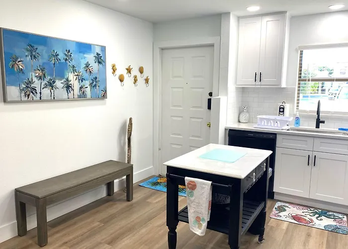 Minutes To Sanibel With Heated Pool, Tennis And Beach Gear