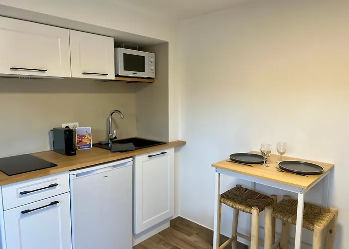 Studio With Private Car Park And Air Con