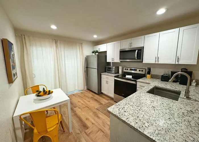 *New* Gorgeous Sunshine - 2Bd/1Ba - Private Fenced Backyard!