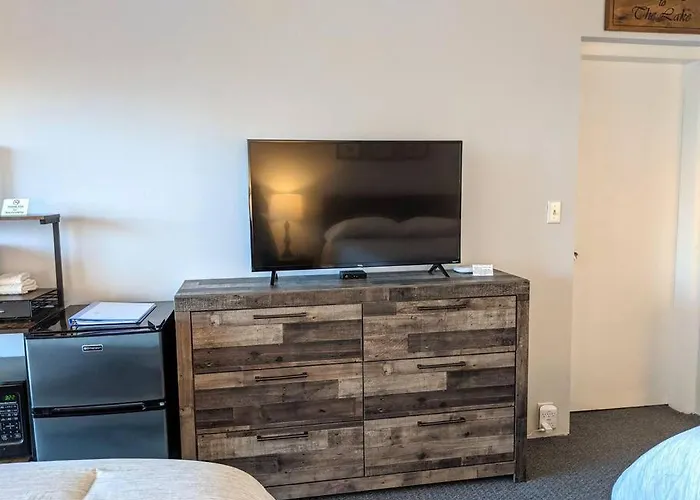 Cute Lower Level Cedar Lodge Room With Balcony & Lake Views!