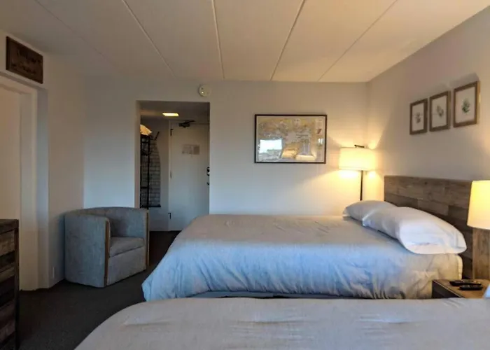 Cute Lower Level Cedar Lodge Room With Balcony & Lake Views!