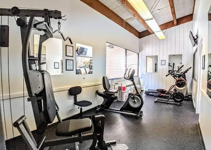 Cute Lower Level Cedar Lodge Room With Balcony & Lake Views!