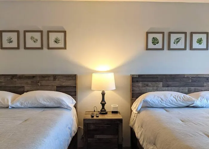 Cute Lower Level Cedar Lodge Room With Balcony & Lake Views!