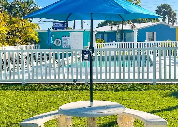 Poolfront Cottage Near Beach With Full Kitchen!