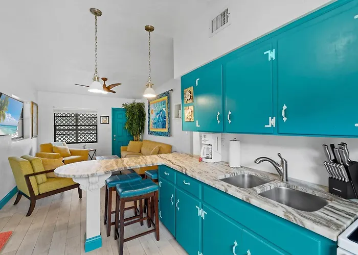 Uptown Cottage - Walk To The Beach And Restaurants