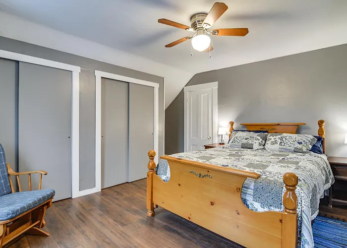 Great For Groups! Spacious Wilton Getaway W/ Deck