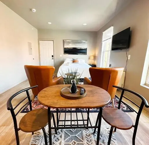 Stylish Studio-Free Parking, Prime Location