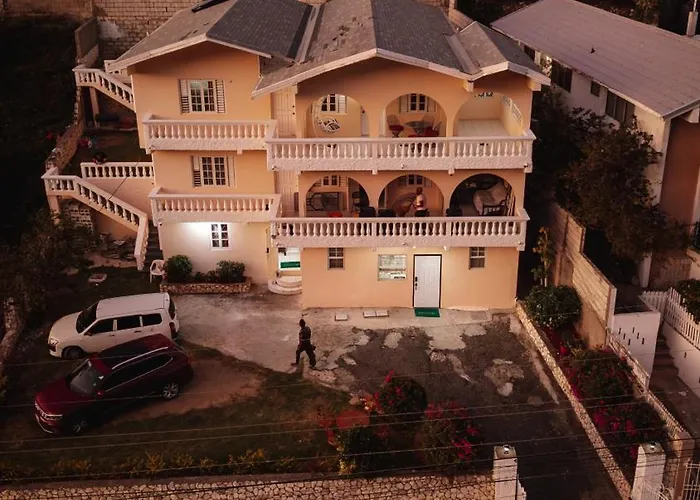 876 Ja Oasis & Homestay - By Kingston Airport
