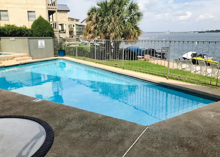 Contemporary, Dog-Friendly Townhouse With Balcony, Pool & Day Docks