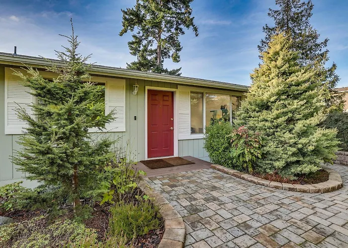 Port Townsend Escape W/ Deck, Bay & Mountain Views