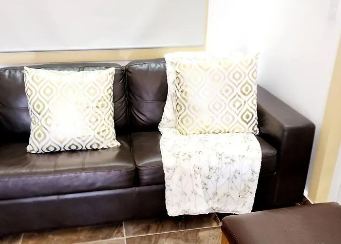Rh3 Los Angeles Beautiful Suite Front Airport