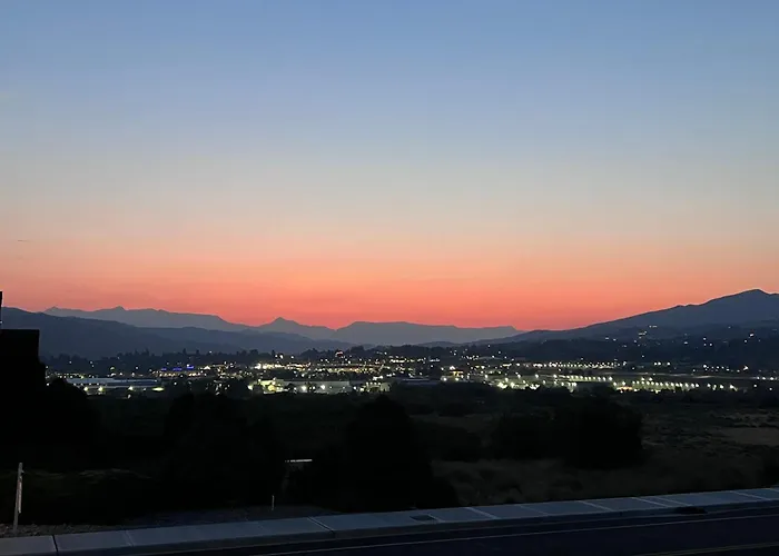 East Wenatchee Oasis 4Br, Pool, Hot Tub, Loop Trail