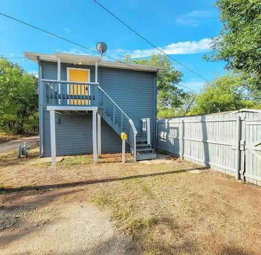 Cute, Cozy Apt Near Hendricks