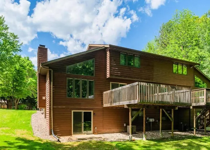 Green Bay Cozy Home, 3 Bed Rooms, 6 Beds, 2 Bath