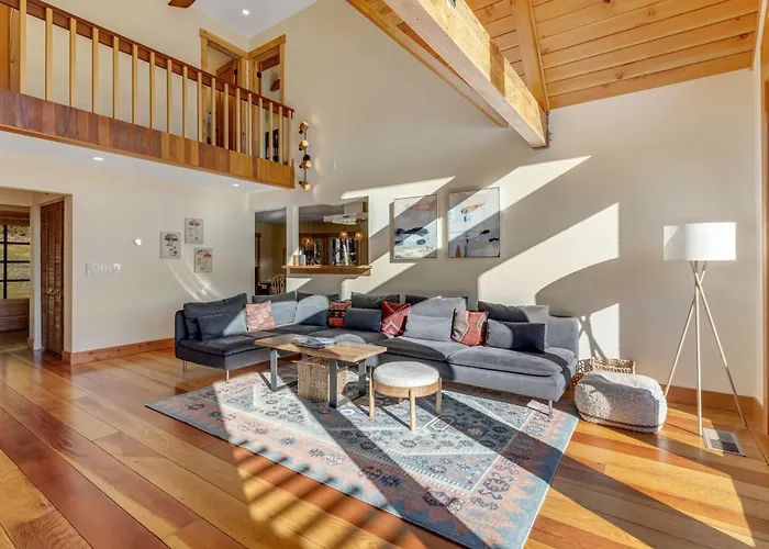 Expansive Retreat With Ridge Top Views & Hot Tub