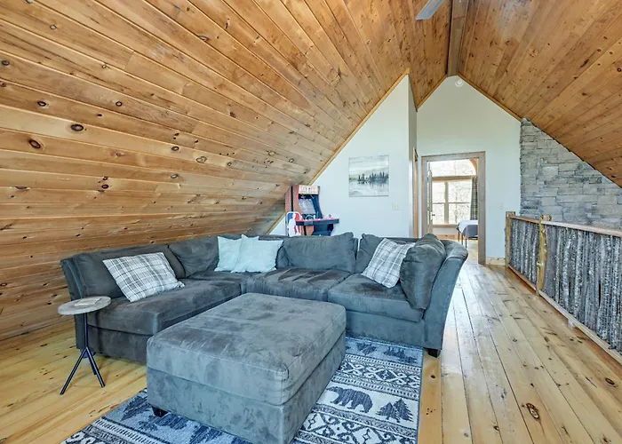 Bryson City Cabin: Deck & Mountain-View Hot Tub