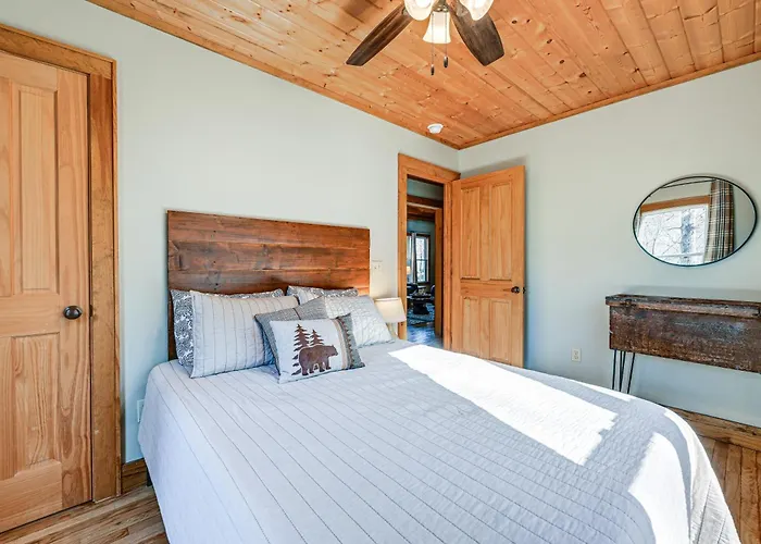 Bryson City Cabin: Deck & Mountain-View Hot Tub